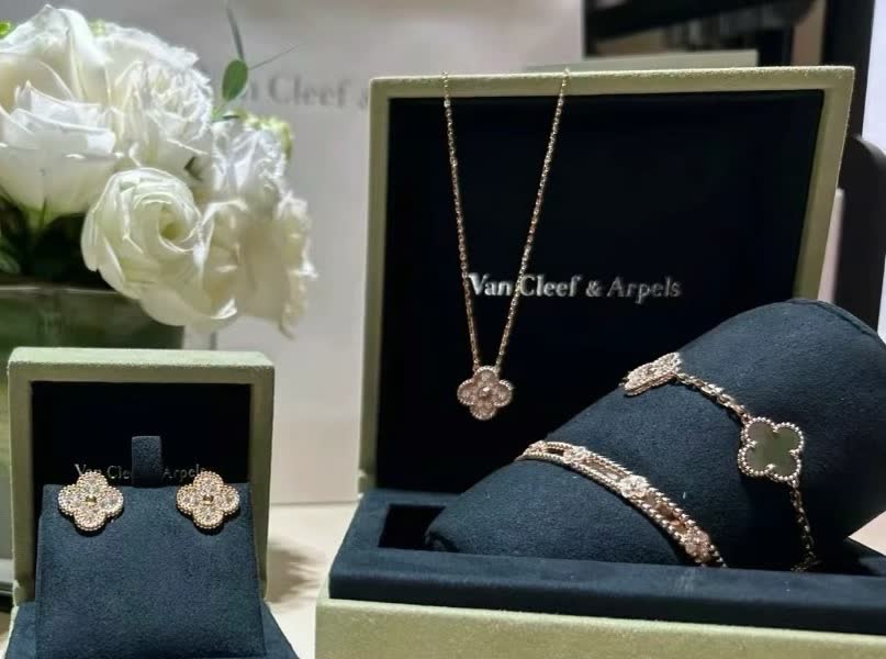Van Cleef & Arpels Alhambra Earrings